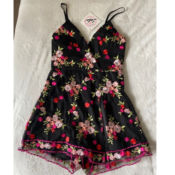 Selfie Leslie Embroidered Romper NWT - Picture 6 of 6